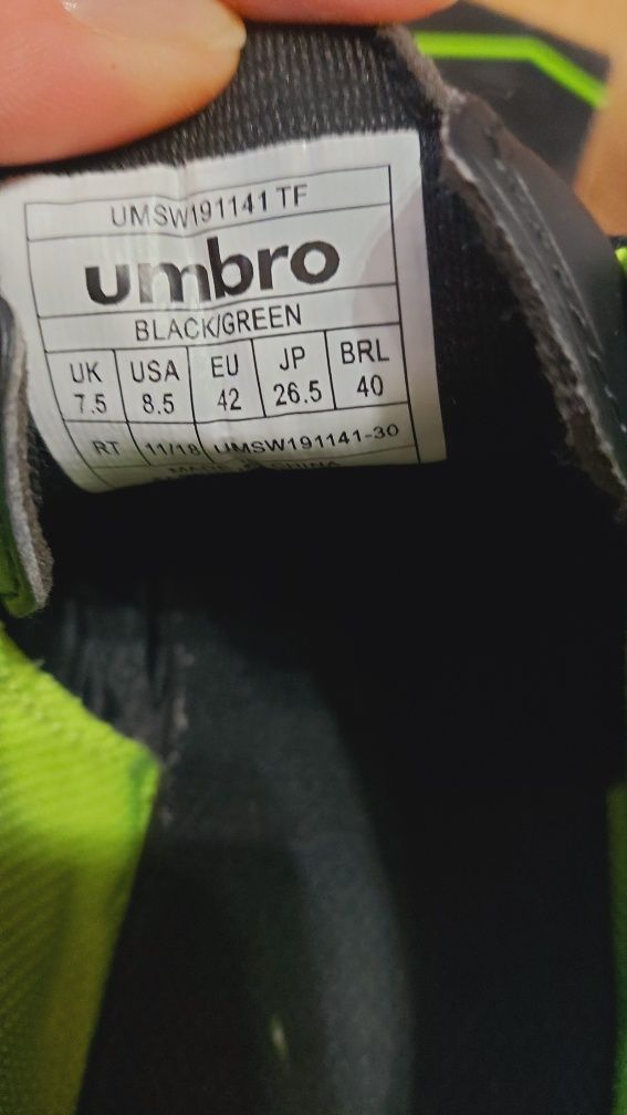 Маратонки за футбол umbro