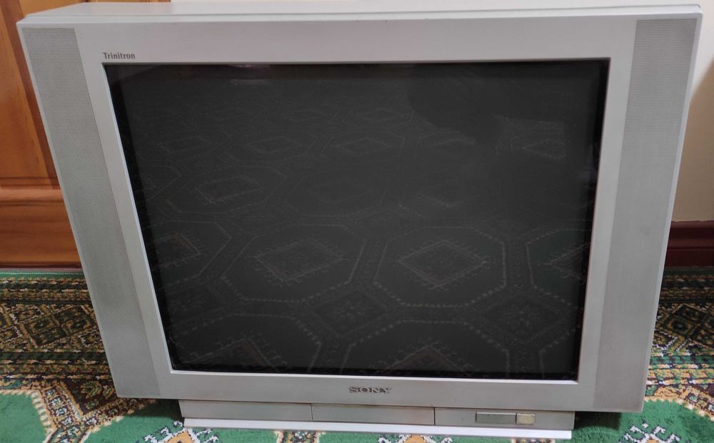 Телевизор Sony Trinitron + Телевизор Sony Bravia 3D (на запчасти)