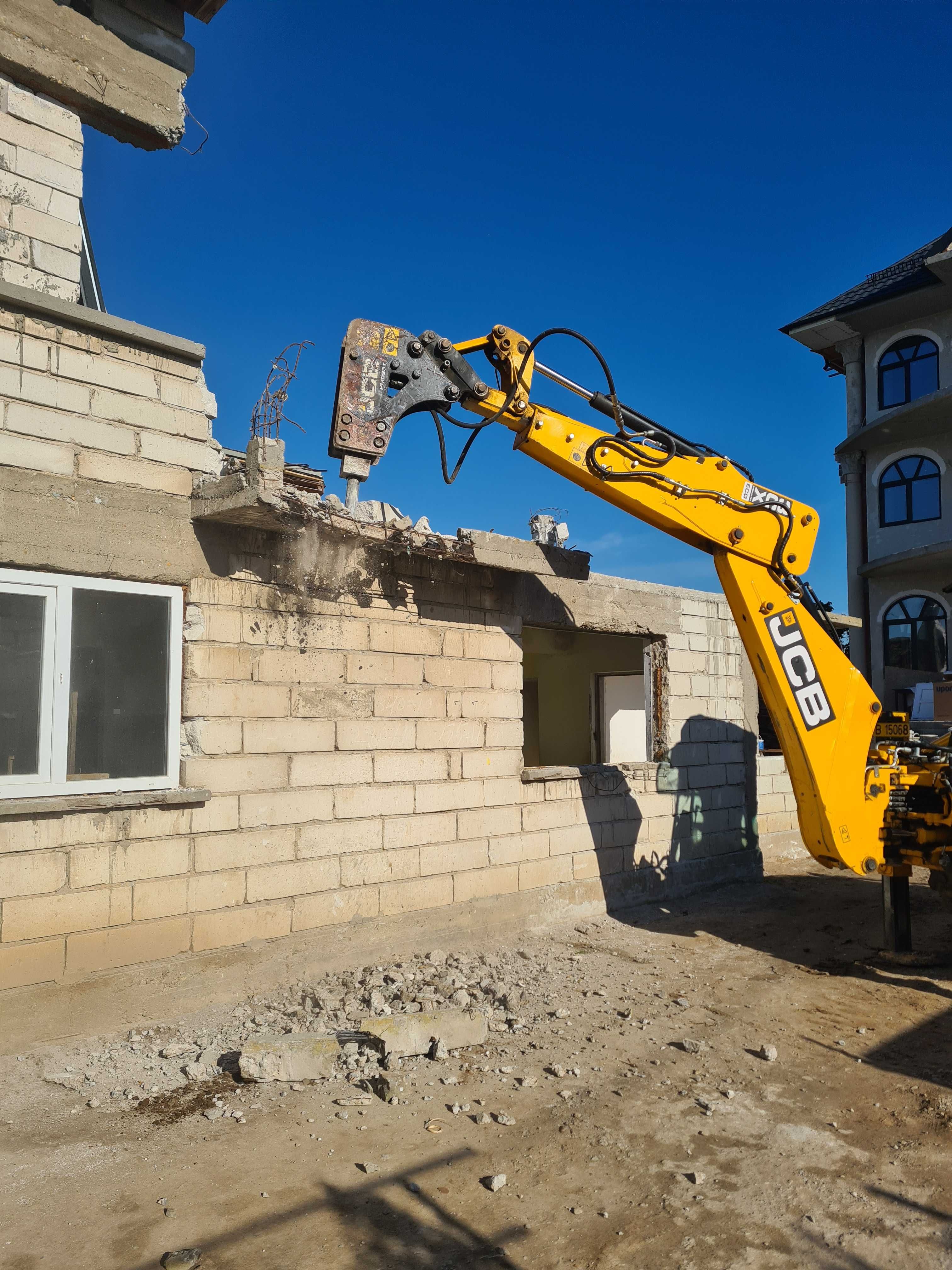 Demolari case vechi. Buldoexcavator picon, evacuare moloz Basculante