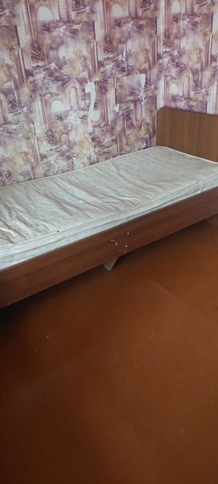 Кровать с матрасом