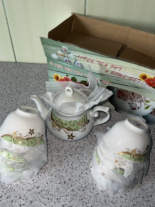 Чайный сервис из 12 пиал и чайника Новый без повреждений
