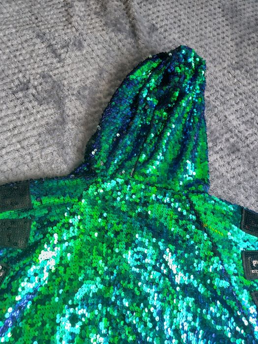 Costum de dans strălucitor cu paiete