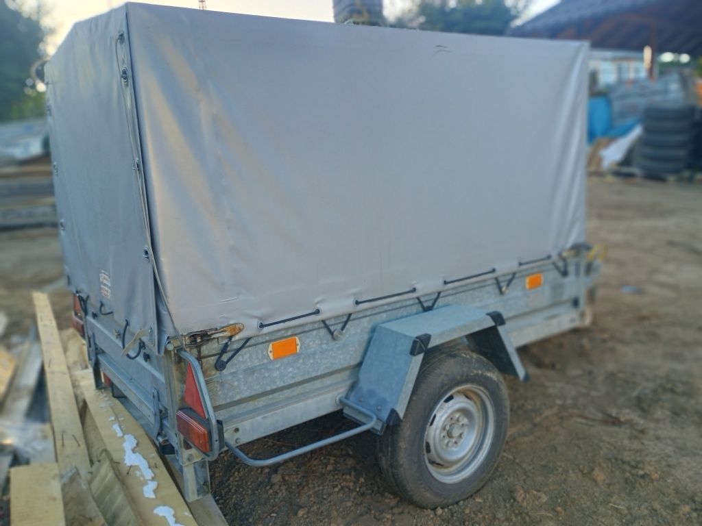 Remorcă 750 kg cu schelet și prelată argintie