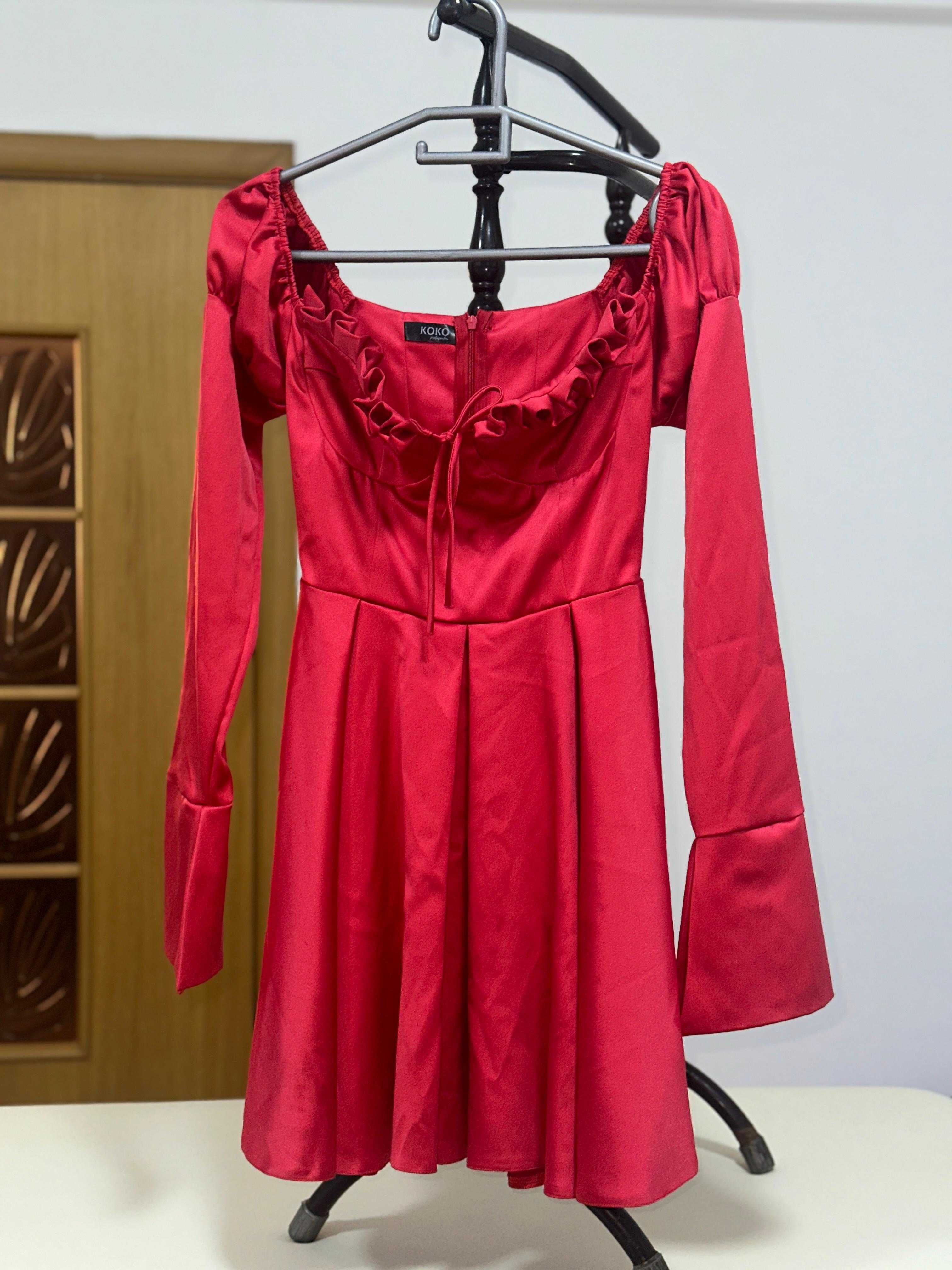 Красное, женственное платье.