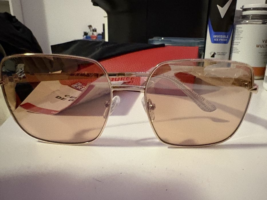 Ochelari de soare Guess.