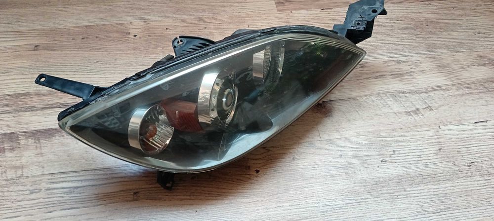 Продавам десен фар за Мазда 3