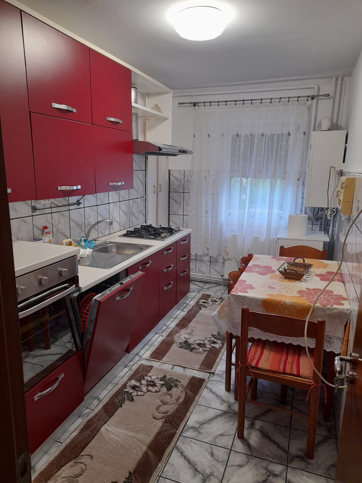 Apartament 2 camere, decomandat, zona Tractorul