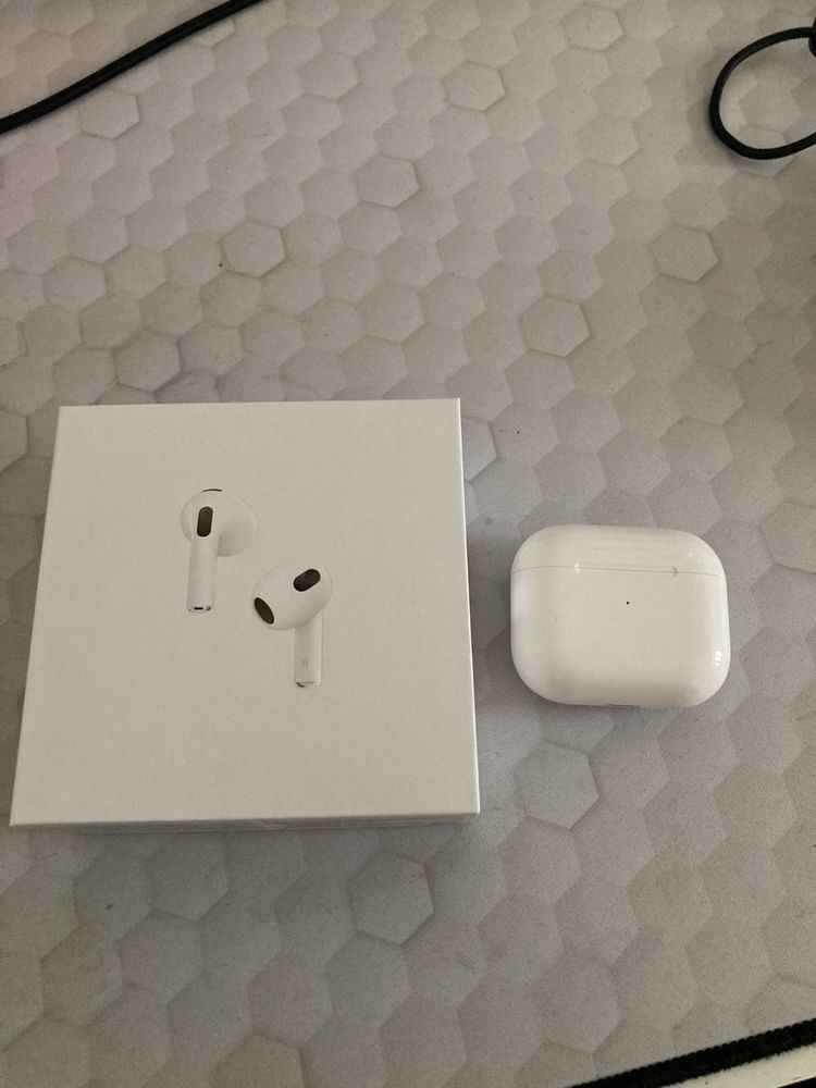 Casti airpods generatia 3