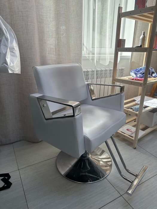 Продам парикмахерское оборудывание ,кресло 25