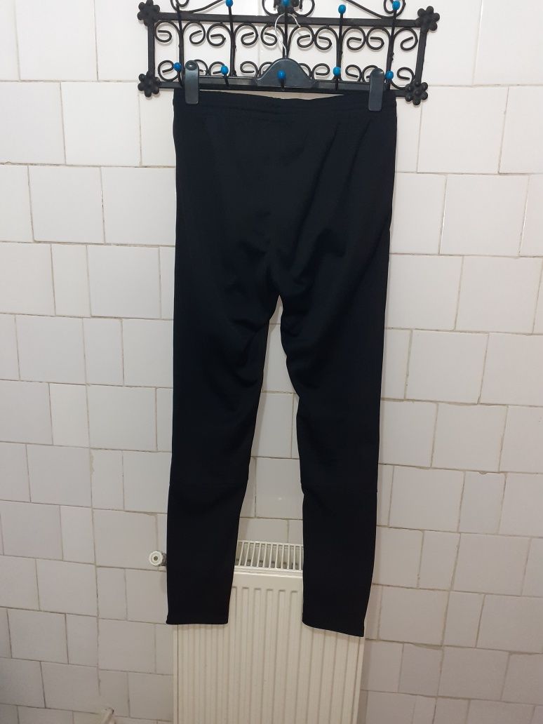 Pantaloni trenig marca Jako mărime L culoare neagra