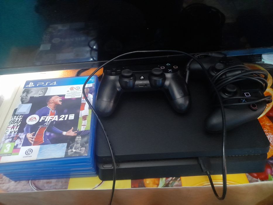 Vând PS4  în stare foarte bună!!!