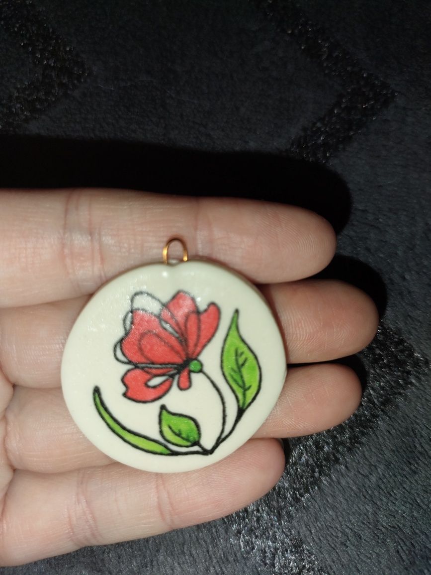 Medalion deosebit handmade pictat cu floare roșie