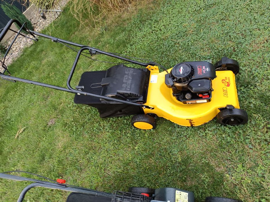 Mașină tuns iarba cu tractiune