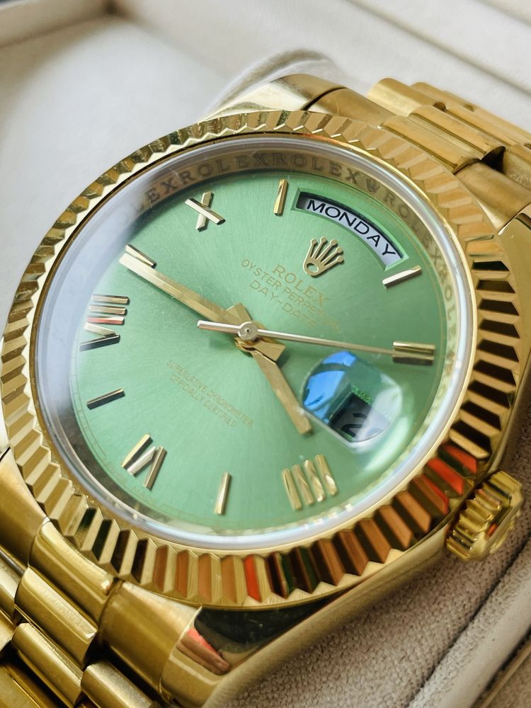 Rolex Day-Date Olive Dial 228235 | Automatic Garantie