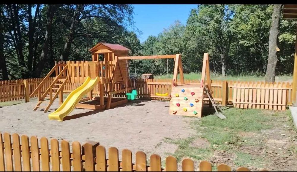 Toaleta de grădină, balansoare, locuri de joacă pentru copii