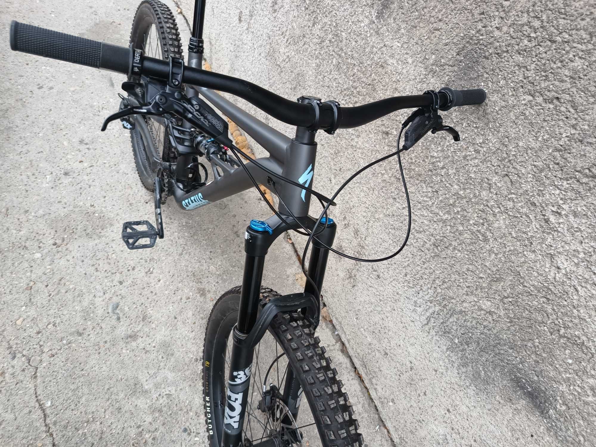Două biciclete Specialized Status și Trek Slash