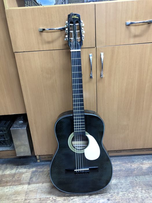 Продам гитару с чехлом