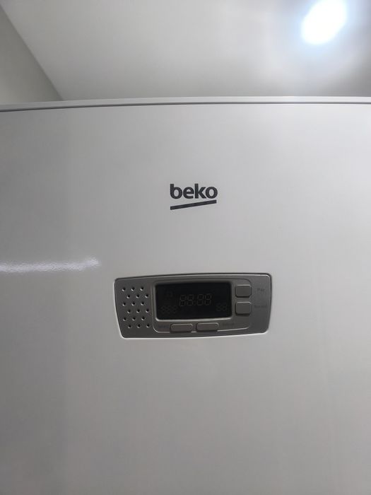 Хладилник с фризер Беко 325л