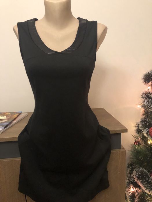 Стилна черна рокля или сива рокля