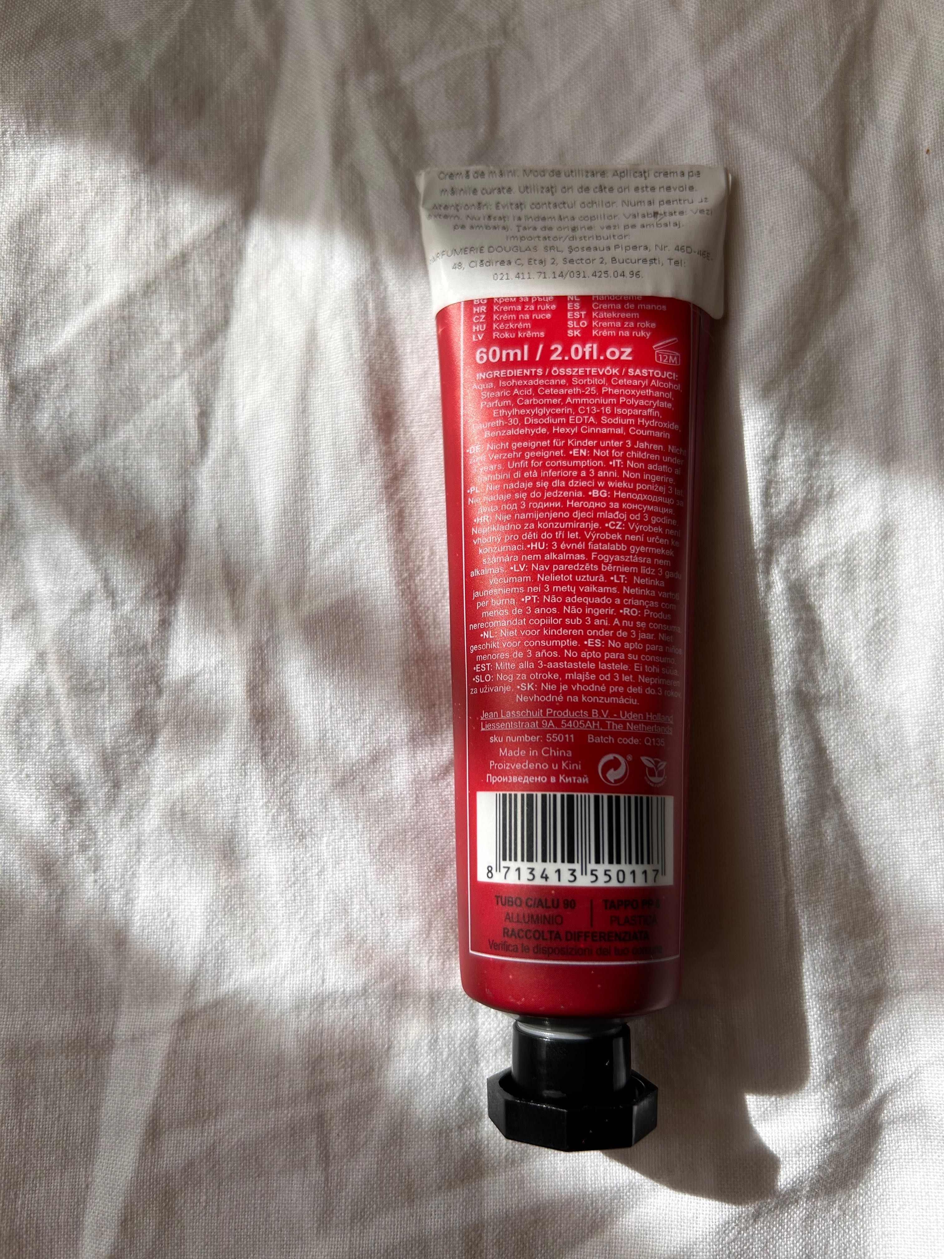 Vand set Douglas nou, sigilat, primit cadou.Crema de maini+bubble bath