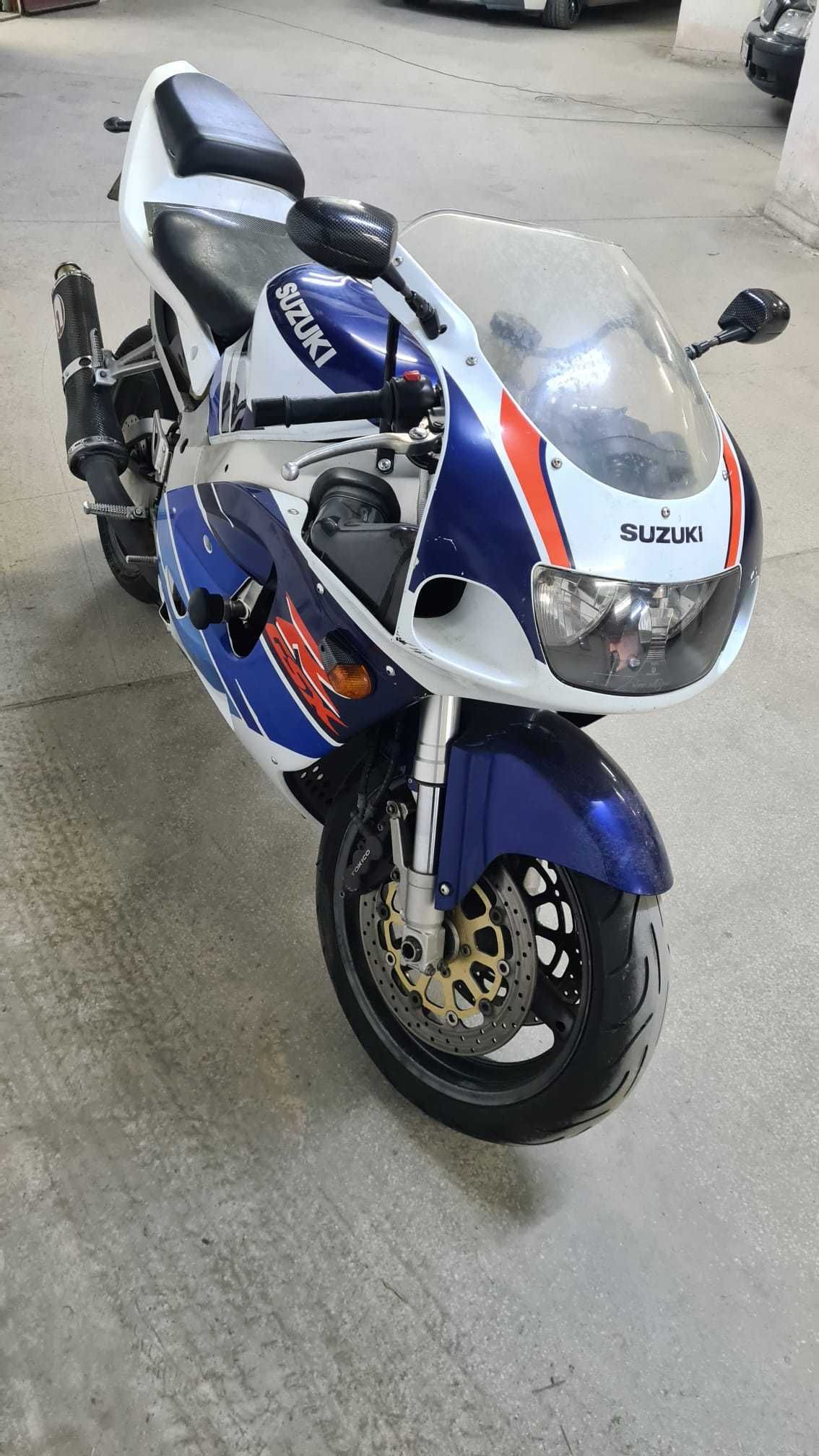 De vanzare motocicleta Suzuki GSXR 750 si echipament