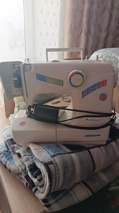 Продам швейную машинку
