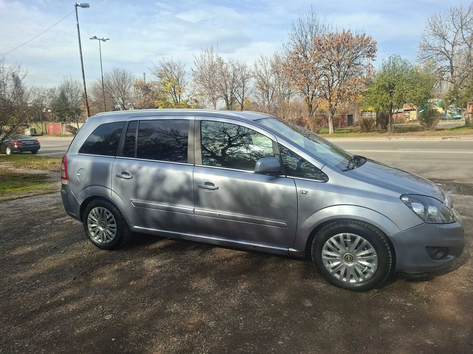 Продавам Опел Зафира 2010 година.