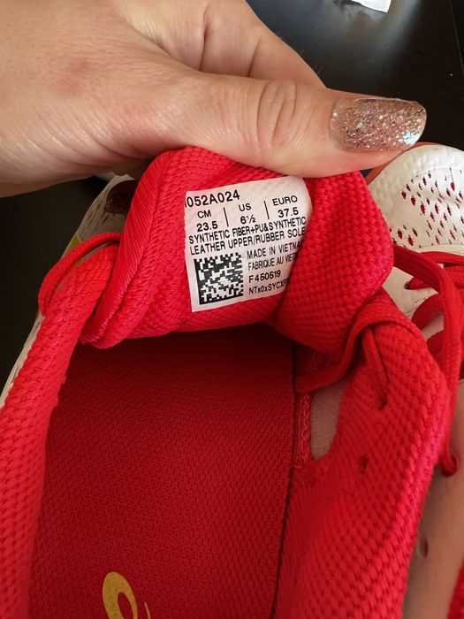 Маратонки Asics,без никакви забележки.Носени са веднъж