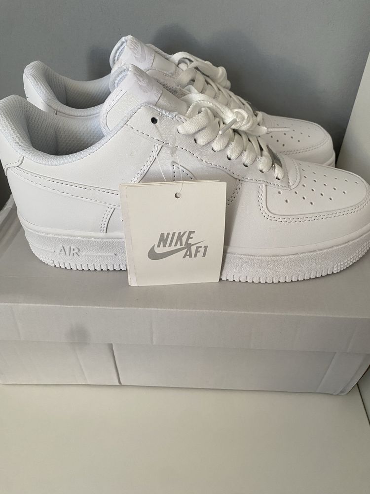 Nike Air Force 1 и Adidas Yeezy Slides