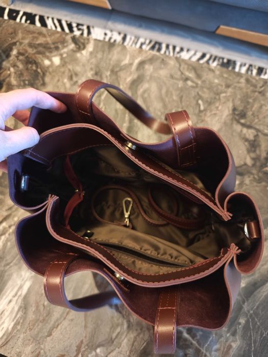 Продавам чанта, изработена от еко кожа.