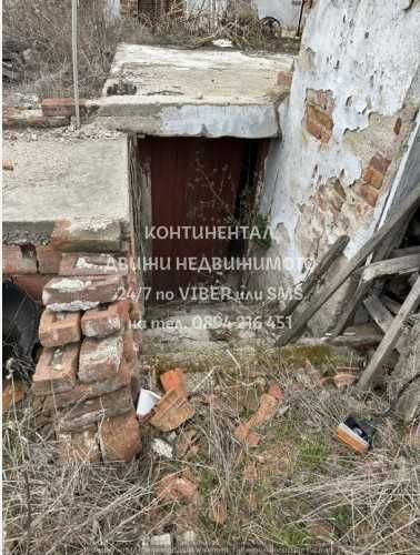 код.62560. Стара запусната къща тухла и бетон 50м2 в двор 630м2.