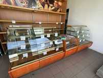Mobilier complet patiserie (Vitrine calde, rafturi si masina feliat)