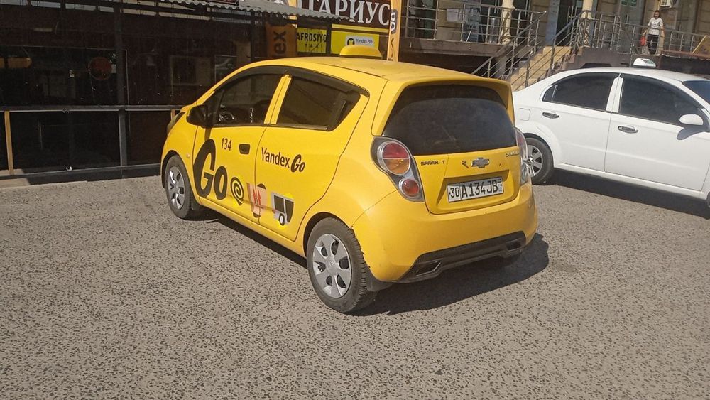 Продаю спарк желтый 2010года