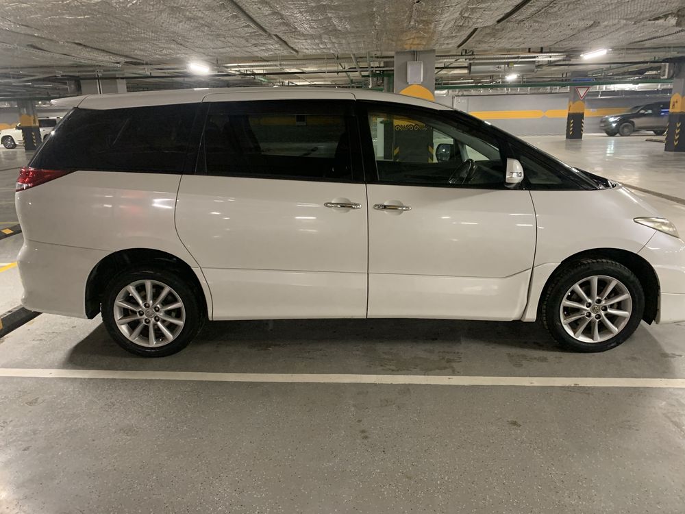 Toyota estima 2011