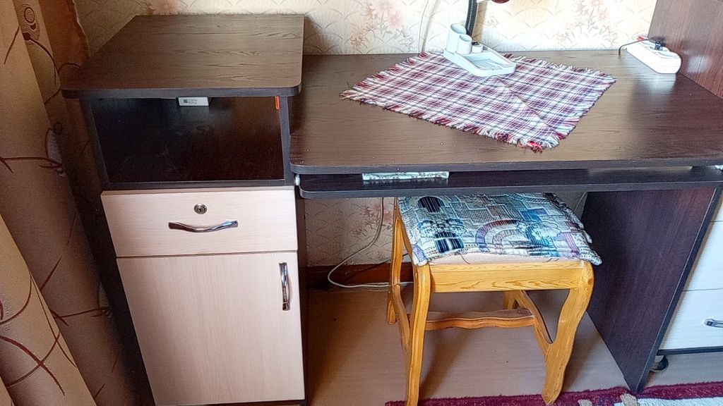Комод и письменный стол