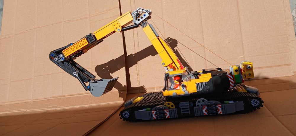 Лего багер с уникални двуредови вериги.