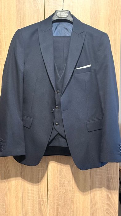 Предлагаме мъжки официален костюм от три части– сако, елек и панталон.