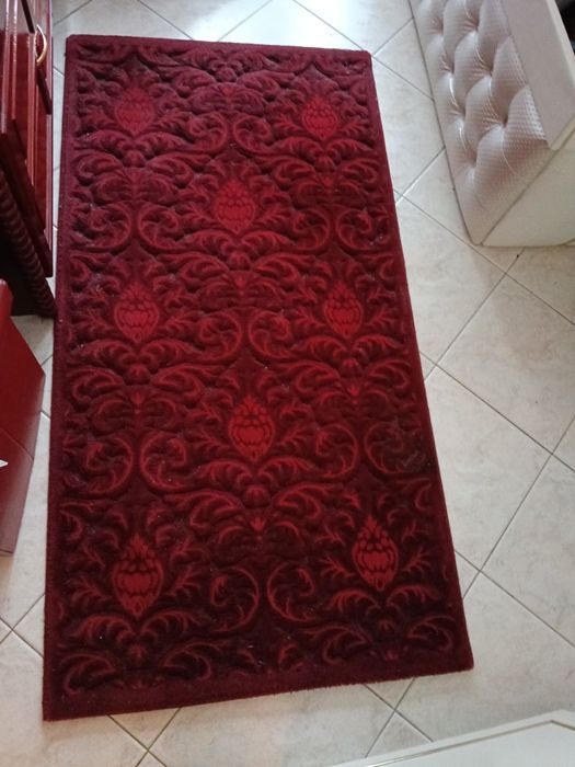 Продавам килим и пътека ,в отлично състояние.