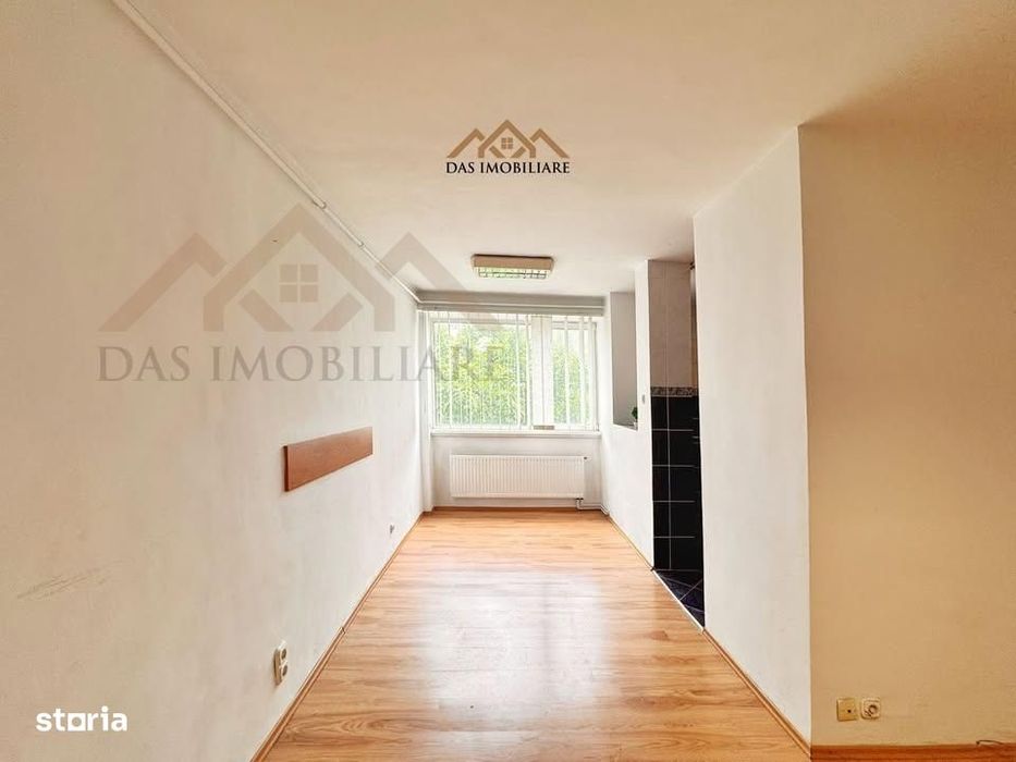 Garsoniera in blocul avocatilor, etaj 1, vis-a-vis de Judecatorie