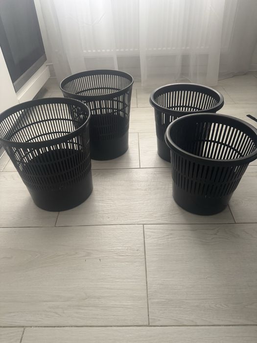 4 cosuri de gunoi negre de plastic