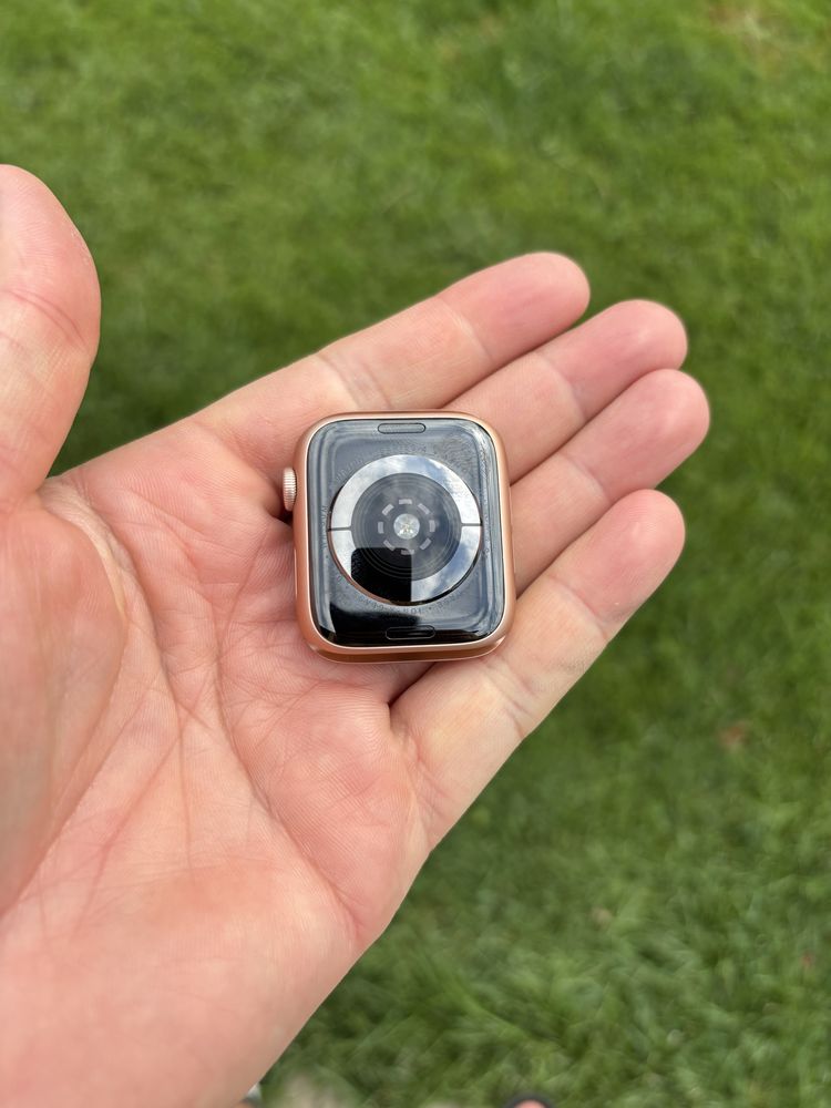 Apple Watch Series 4 16GB Gold 44MM Wi-Fi Original folosit 1 saptamana