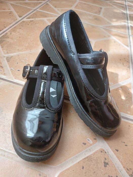 Botine de scoala din lac