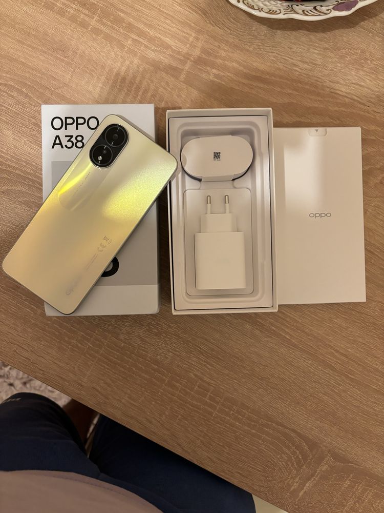 Oppo A38 Glowing gold