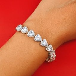 Гривна със сърчица и камъчета