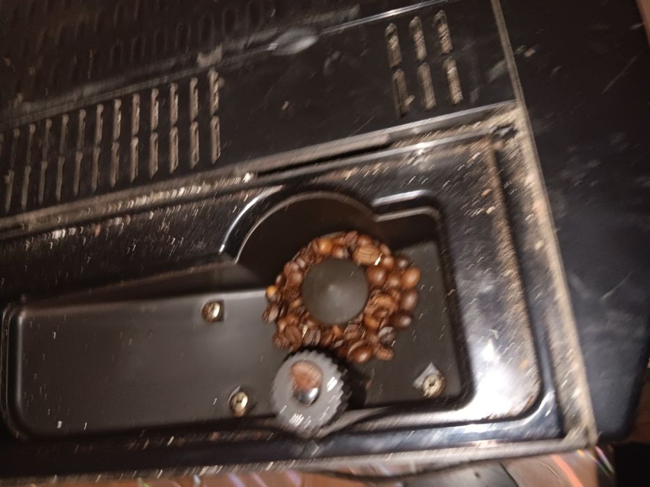 Vând mașină de cafea delonghi magnifica