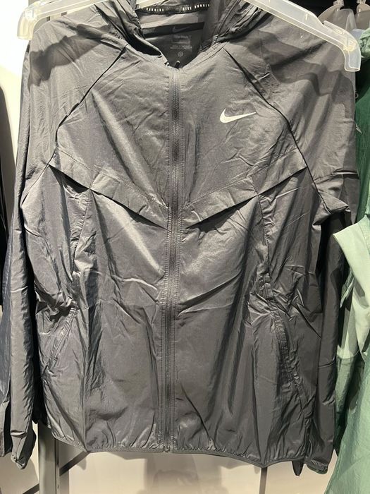 Мъжки ветровки купувани са за 220 лв, всяка се продава за 100