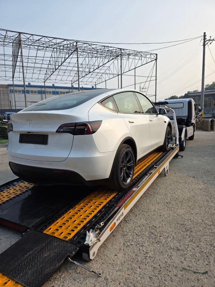Tesla model Y sotadi.