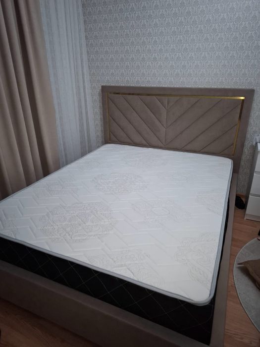 Продам двухспальную кровать с матрасом