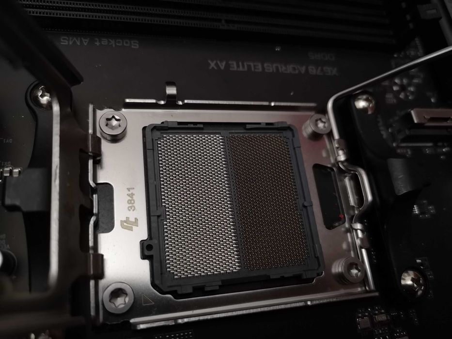 Aorus x670 Gaming motherboard дъно