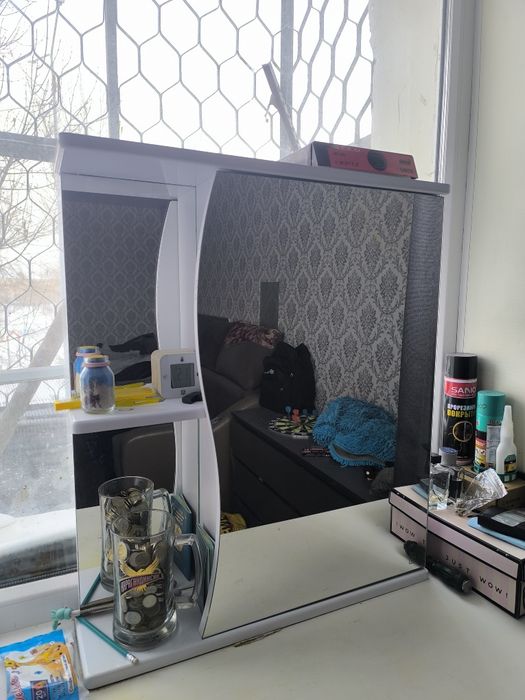 Зеркало с полками